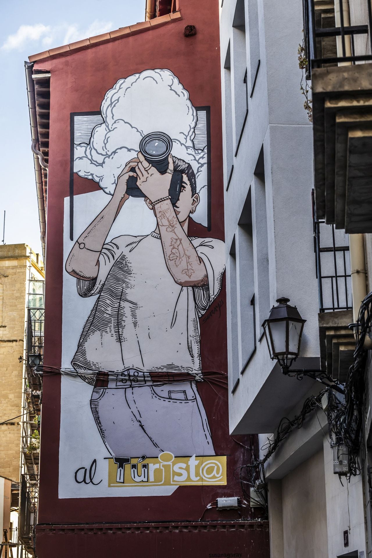 También Susana Garay es la autora del homenaje al turista en otro medianil del centro histórico de la capital de La Rioja en plena zona de murales.